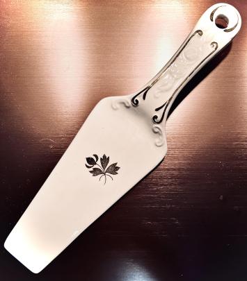 Homer Laughlin Kitchen Kraft - Rose and Poppy - Tea Leaf - Pie Server