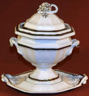 Walley - Grape Octagon - LB - Sauce Tureen